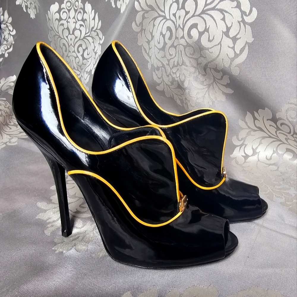 Gucci Newton Peeptoe Laceup Heels